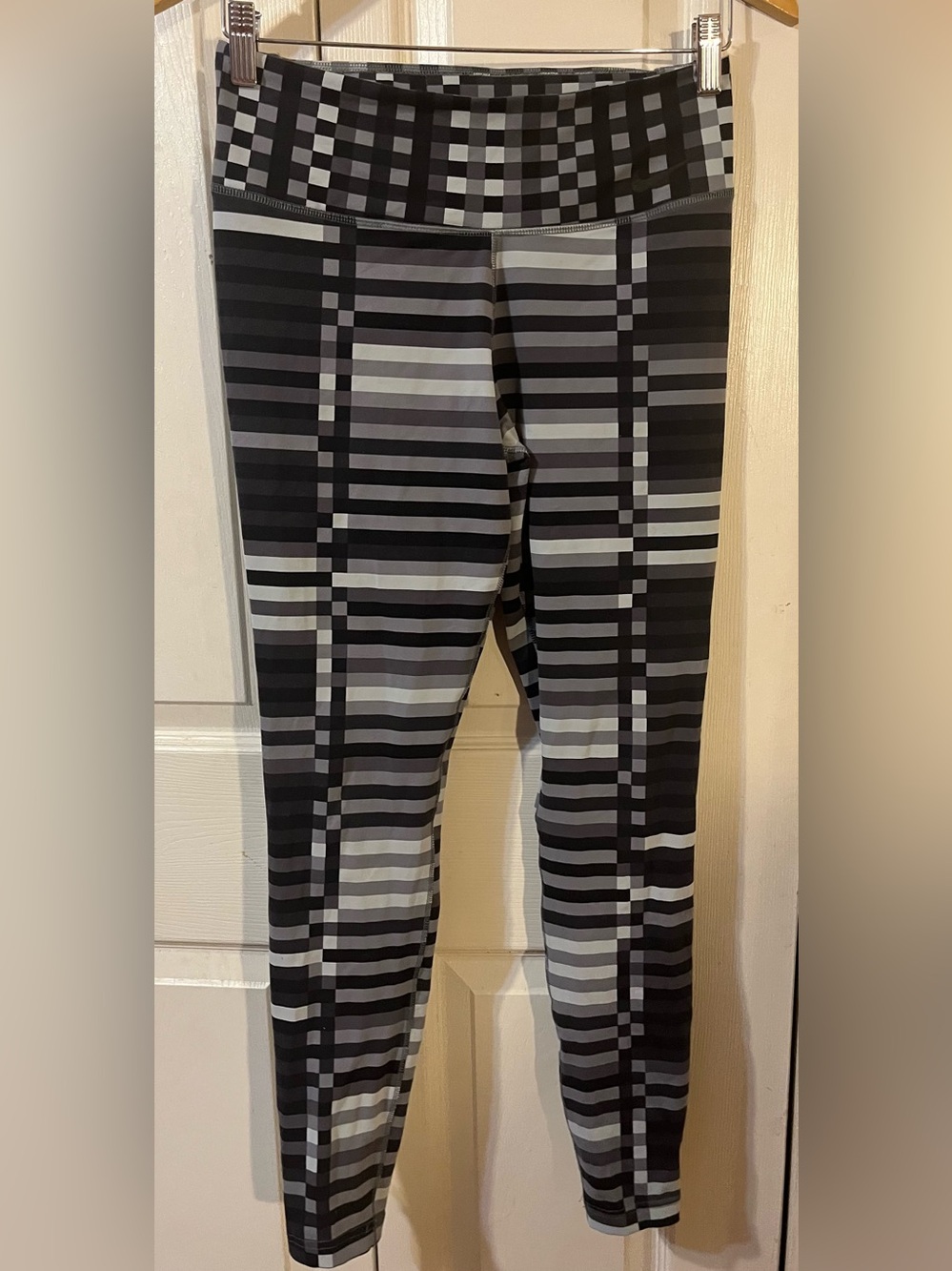 Nike Dri Fit Geometric Patterned Performance Fabric Leggings Size Medium